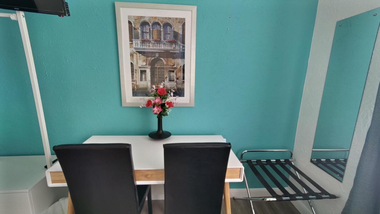 Orient B&B Holyhead Bagian luar foto