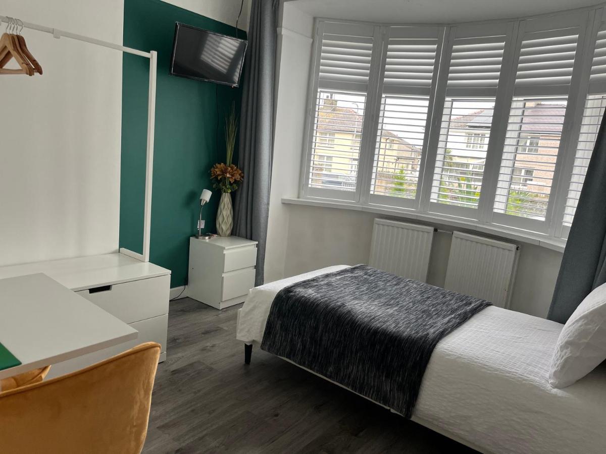 Orient B&B Holyhead Bagian luar foto