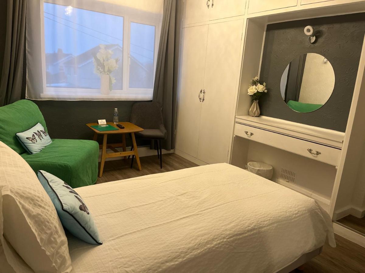 Orient B&B Holyhead Bagian luar foto