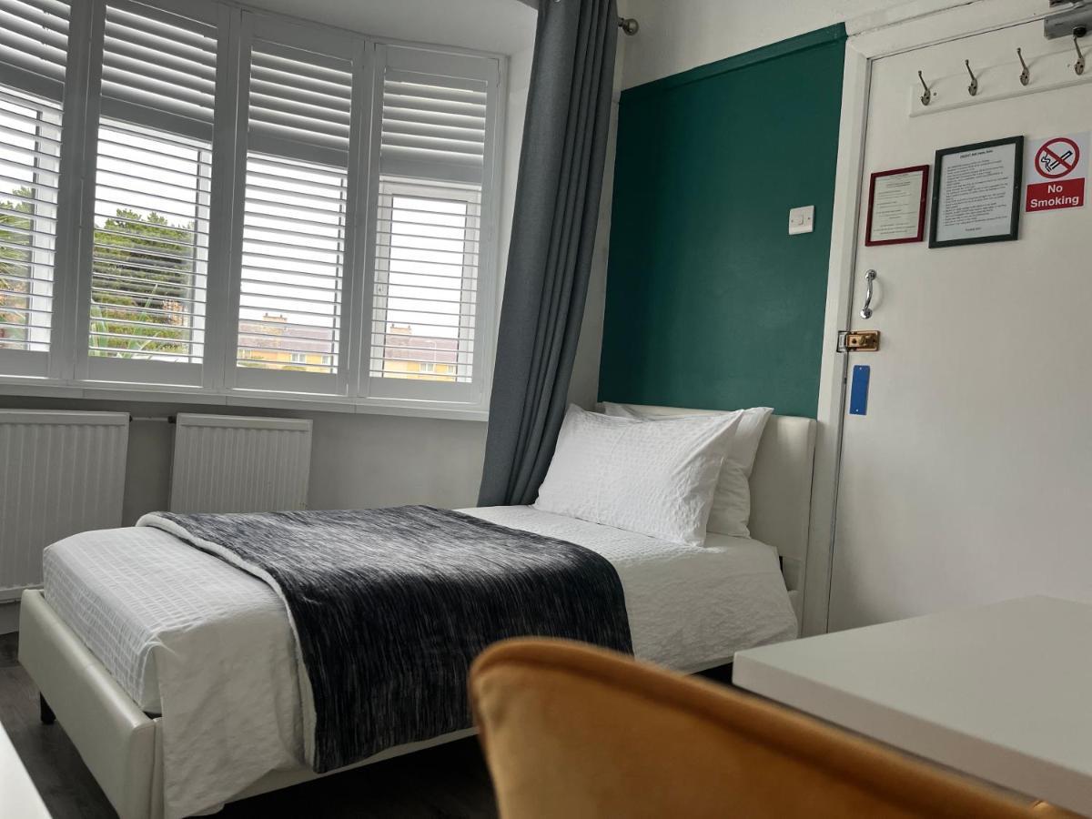Orient B&B Holyhead Bagian luar foto