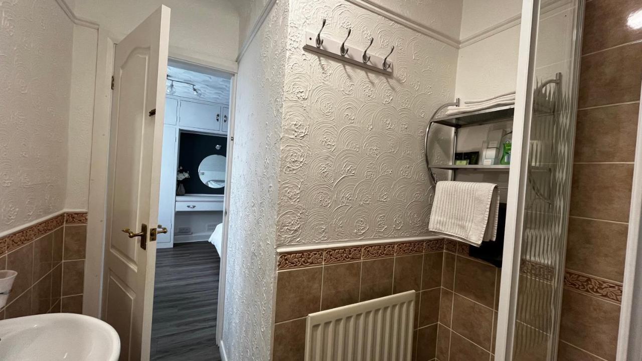 Orient B&B Holyhead Bagian luar foto